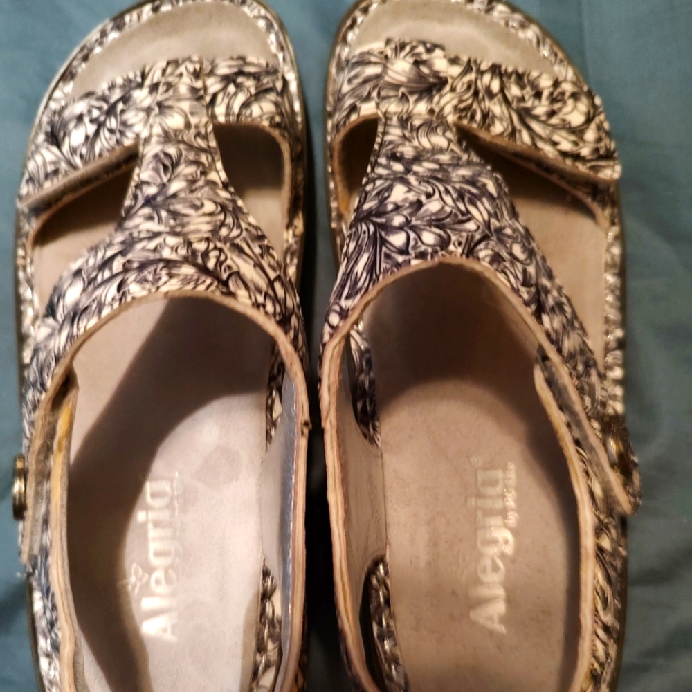 Alergia shoes. They are black and white.
